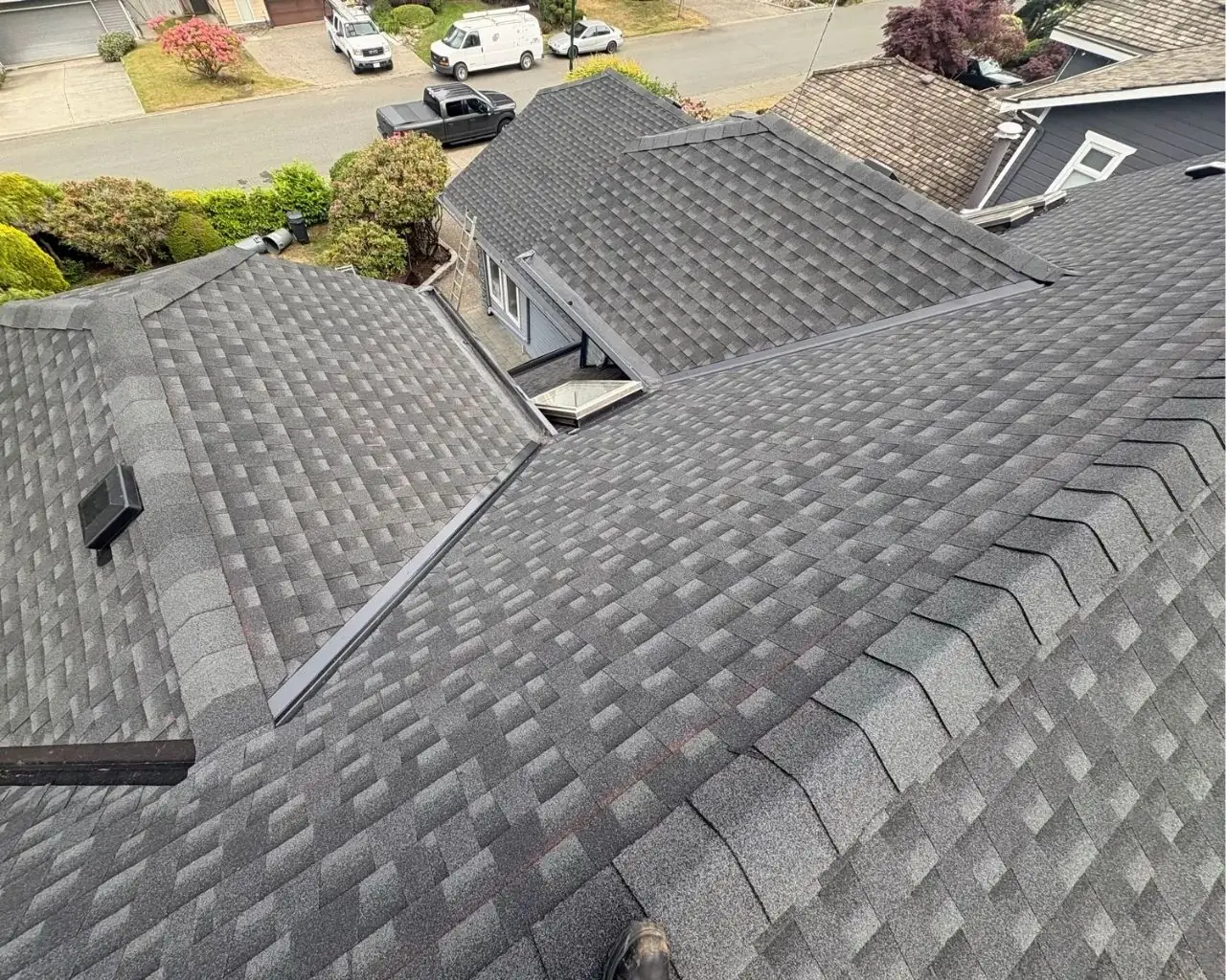 Scarlet Roofing crew working on a Surrey home